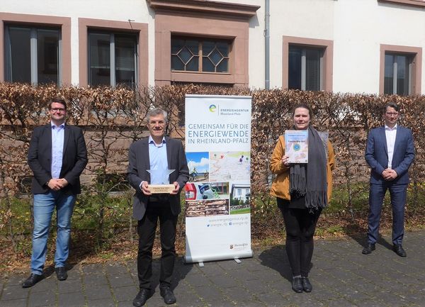 Gemeinsam mit Geschäftsführer Michael Hauer (von rechts nach links) freuten sich die beiden Projektmitarbeiter Sabrina Wolf, Zeljko Brkic und Abteilungsleiter Benjamin Herrmann über die Auszeichnung mit dem „Climate Star“. Bild: Energieagentur Rheinland-Pfalz