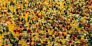 Das Foto zeigt einen Menschenansammlung in Form von Legomenschen