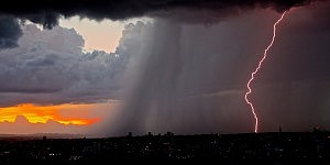 Das foto zeigt ein Gewitter vor einem Sonnenuntergang