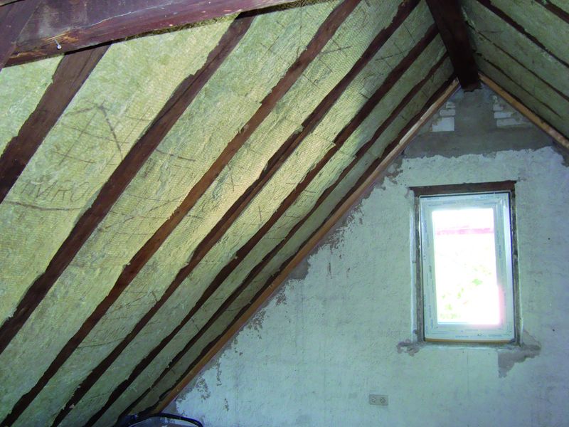 Das Foto zeigt einen nachträglich von innen gedämmten Dachstuhl