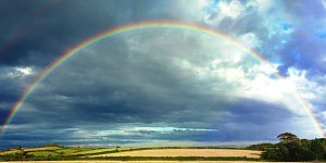 Das Foto zeigt einen Regenbogen