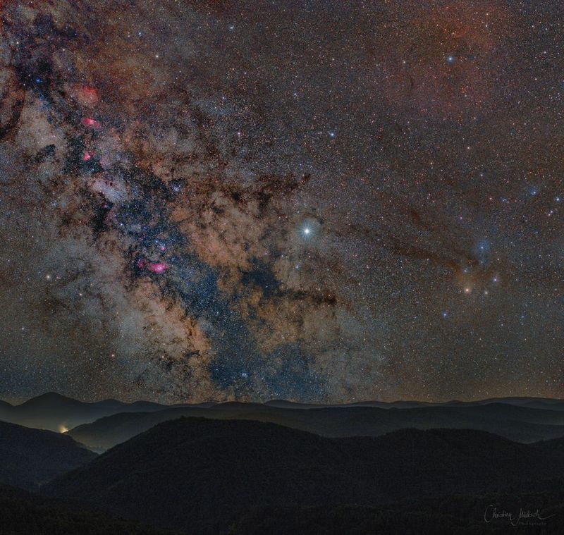 Das Foto ziegt die Milchstraße am Nachthimmer